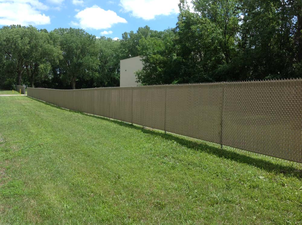 chain link fence windscreen, chain link fence privacy screen, milwaukee fence installation, waukehsa fence, fencing milwaukee